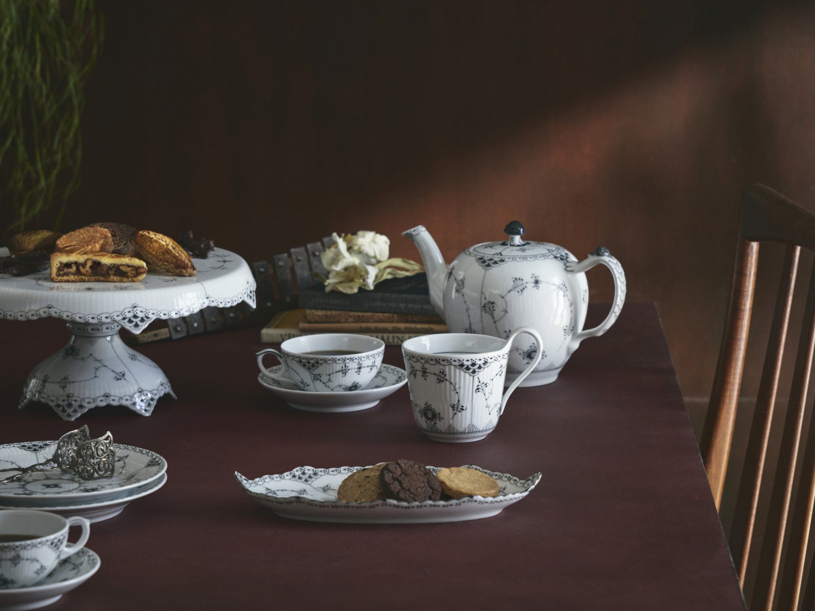 ロイヤル コペンハーゲンの定番コレクションに、モダンな新色の