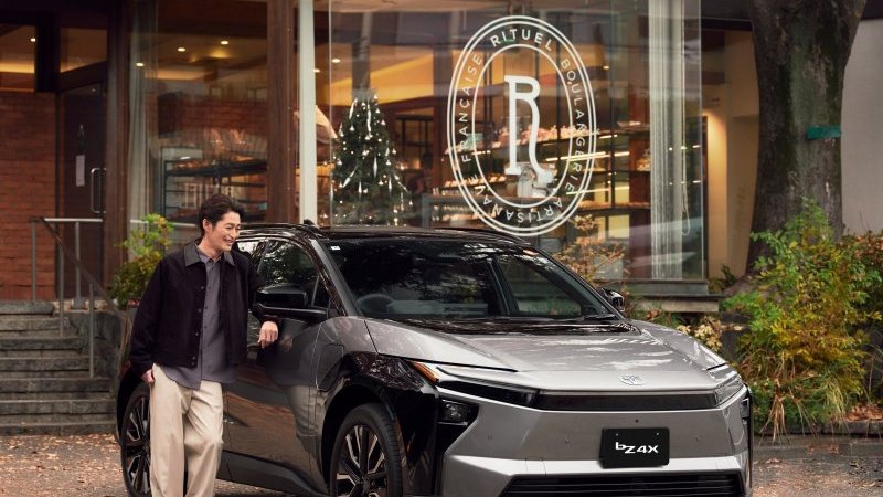 安田顕の心をほどき、モードを切り替える朝。トヨタ「bZ4X」とともに