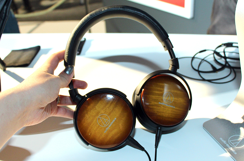 オーディオテクニカ、メイプル材ハウジングのポータブルヘッドホン