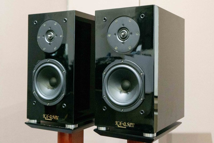 クリプトン、内部配線材と吸音材を強化したピアノ仕上げ・密閉型