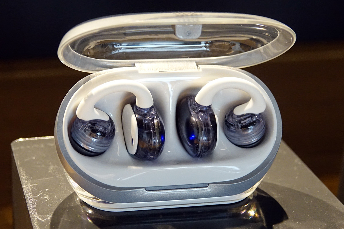 JBL初のイヤーカフ型完全ワイヤレス「JBL Soundgear Clips