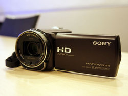 ソニー、PJ搭載のエントリーモデルなど“ハンディカム”3機種 (1/2