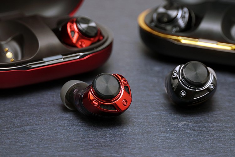 思わず唸った存在感と迫力あるサウンド。AVIOT「TE-ZX1」は“史上最大級