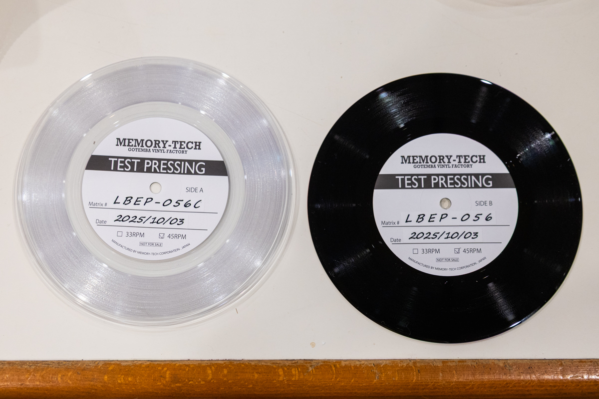 レコードの“素材違い”は音にどう出る？井筒香奈江の「黒＆クリアEP盤