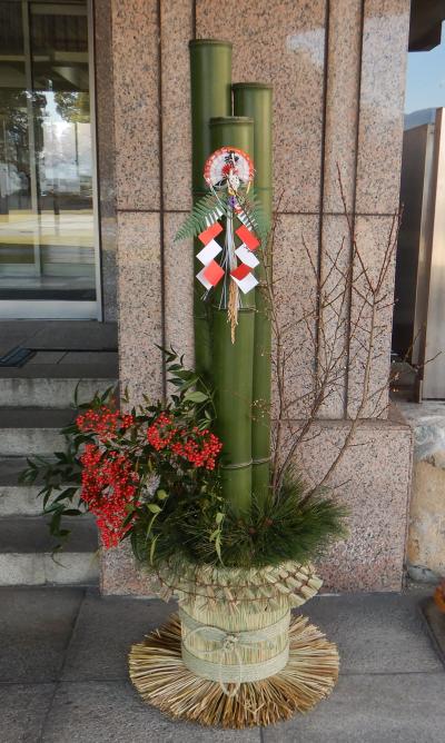 山梨県／令和8年お正月飾り「武田流門松」を県庁正面玄関に設置します