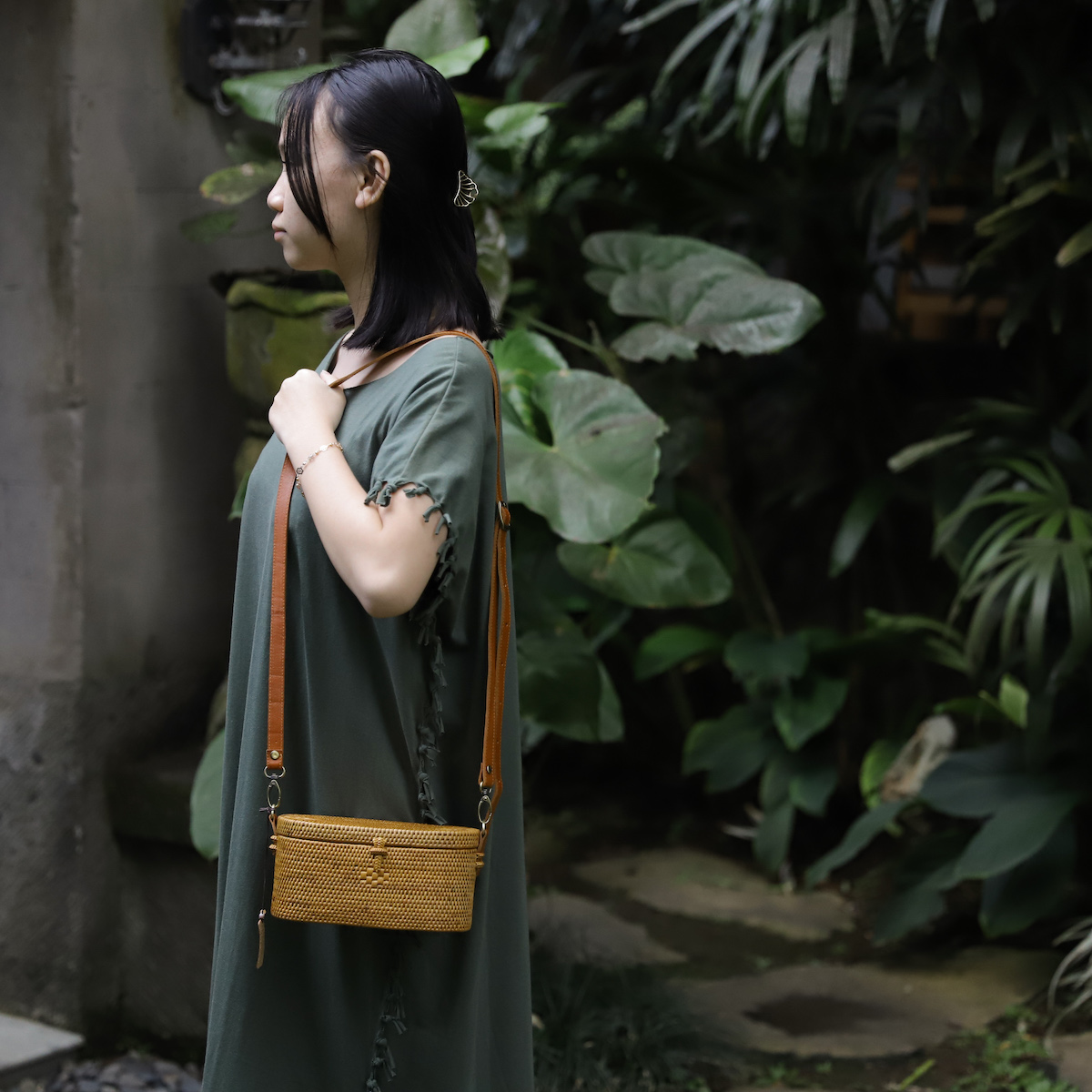 アタショルダーバッグ 楕円ミニ Mサイズ スマホ入るよ (NAB547) バリ島