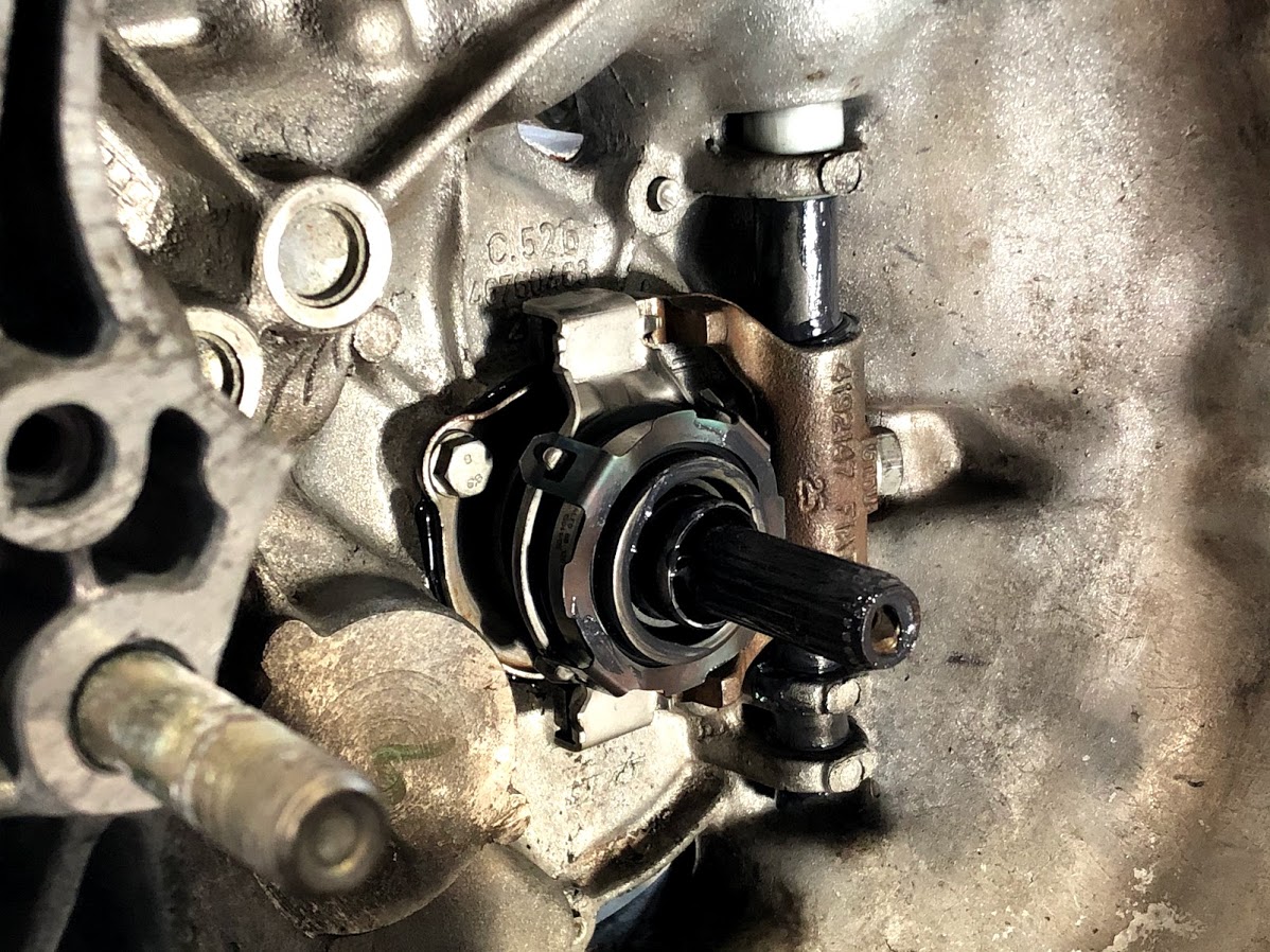 フィアット 141パンダ トランスミッションのトラブル | RED POINT