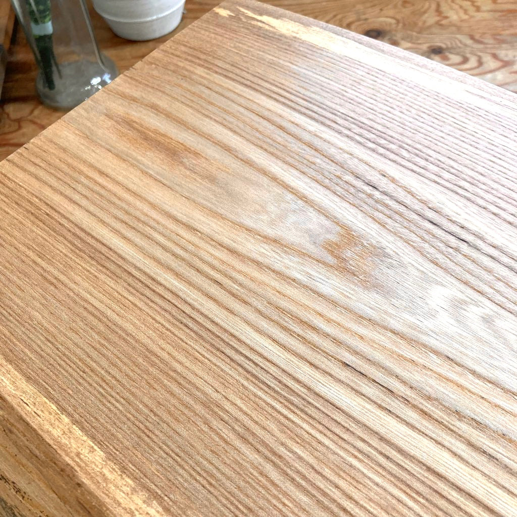 不要になった古いニレ無垢材のベンチから作った サイドテーブル