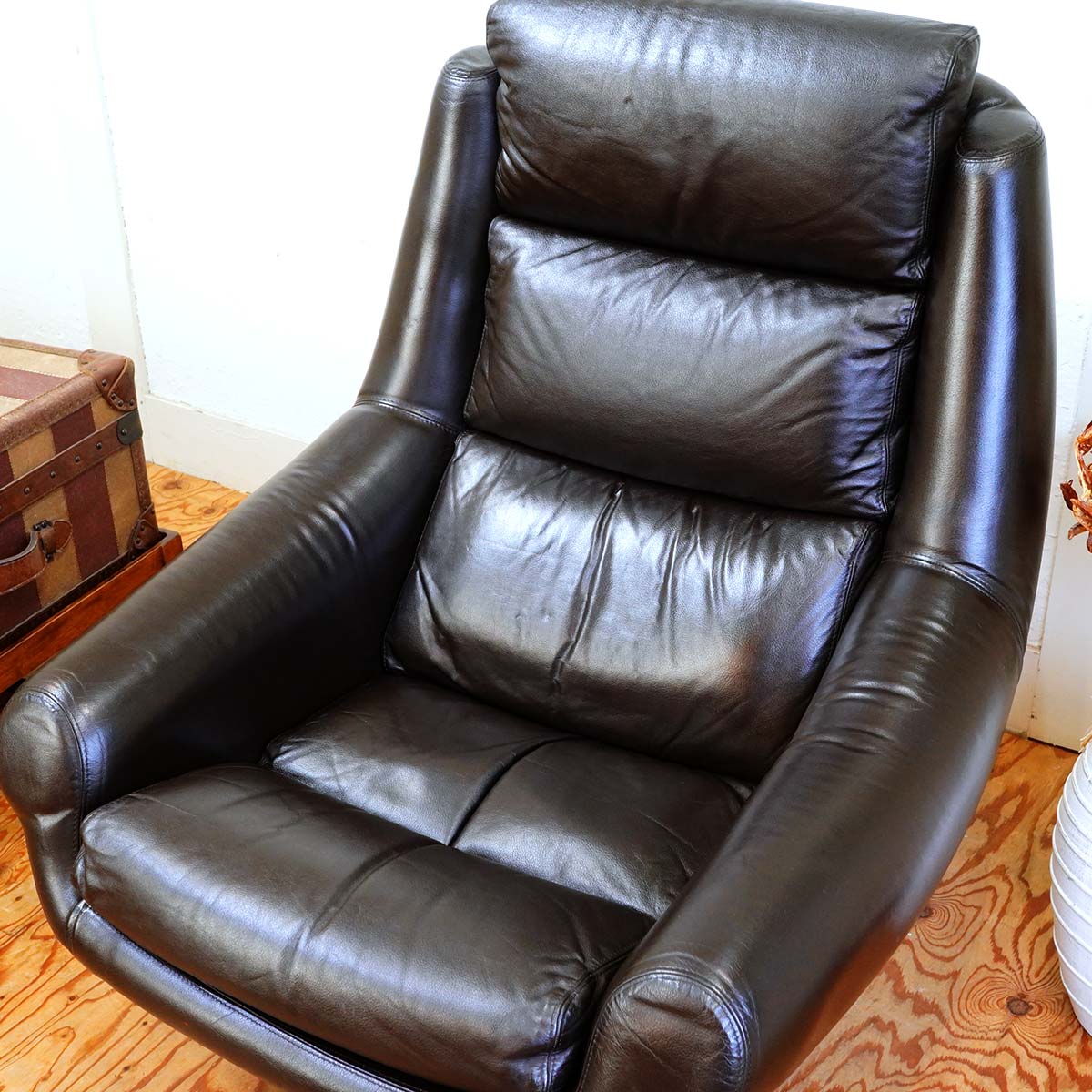 OVERMAN社 ラウンジチェア レザー 回転式 北欧 ブラック ミッド