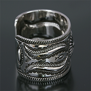 ナバホ族 Clendon Pete 1 1/2” リポウズ バングル 【送料無料】