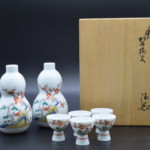 十四代 酒井田柿右衛門『錦 松竹梅文 酒器』 ｜骨董品買取 緑和堂