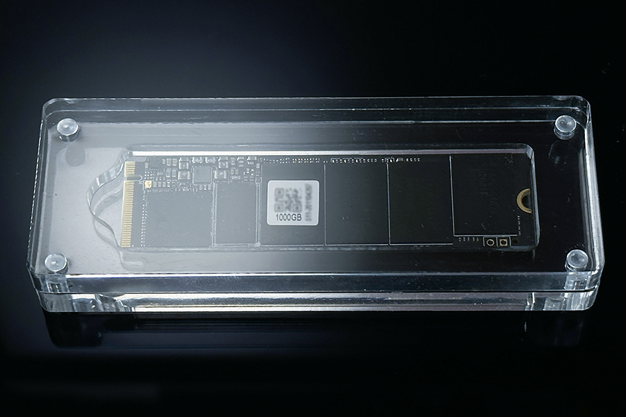 使わなくなったM.2 SSDをインテリアに、SSDが寿命を迎えたのでアクリル