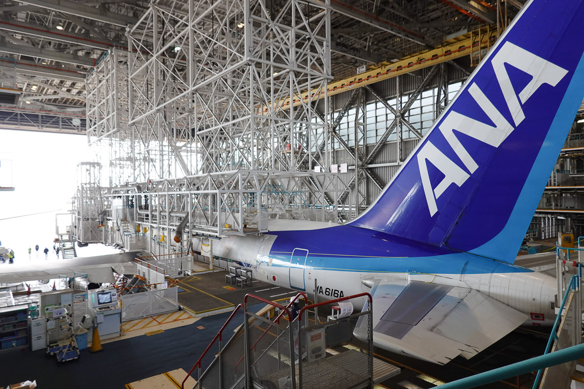 ANA「鬼滅の刃じぇっと」、羽田格納庫で120枚のデカール貼付け