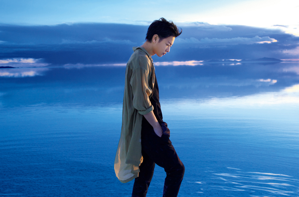 俳優デビュー10周年を迎えた佐藤健の写真集＋DVDブック『X（ten）』大