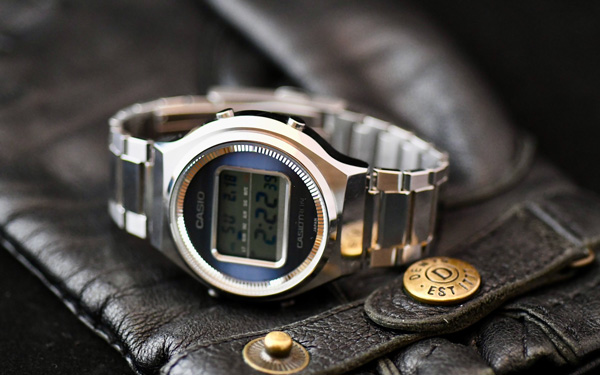 50年ぶりによみがえった「カシオトロン」は、単なる復刻を超えた腕時計