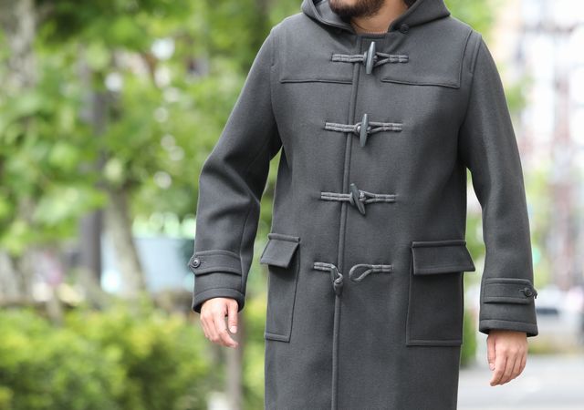 定番には、それに足る理由がある。AURALEEのヘビーメルトンダッフル