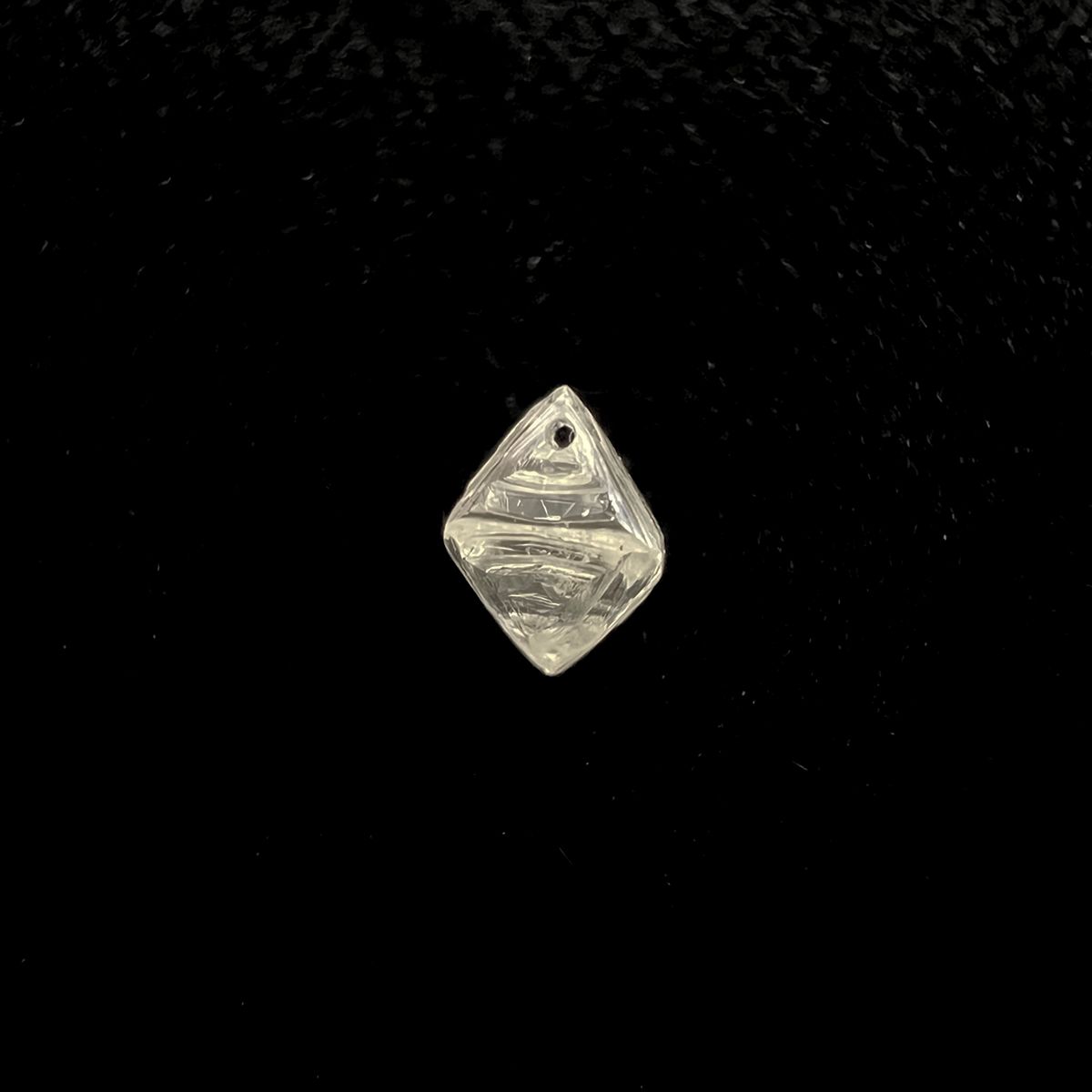 ソーヤブルダイヤモンド 原石(成長丘あり/Growth Hillock) ※通し穴あり