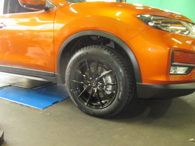 エクストレイルのスタッドレスタイヤホイールセット取り付け | 店舗お