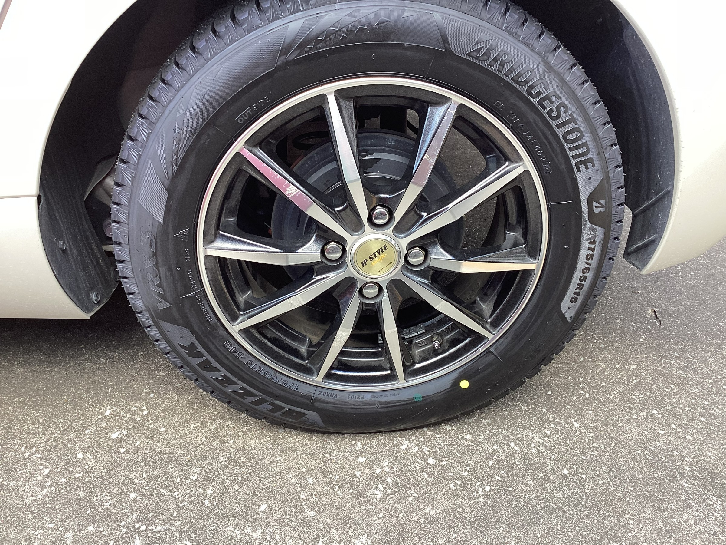 TOYOTA アクア BLIZZAK VRX3 タイヤ交換！！！ | 店舗おススメ情報