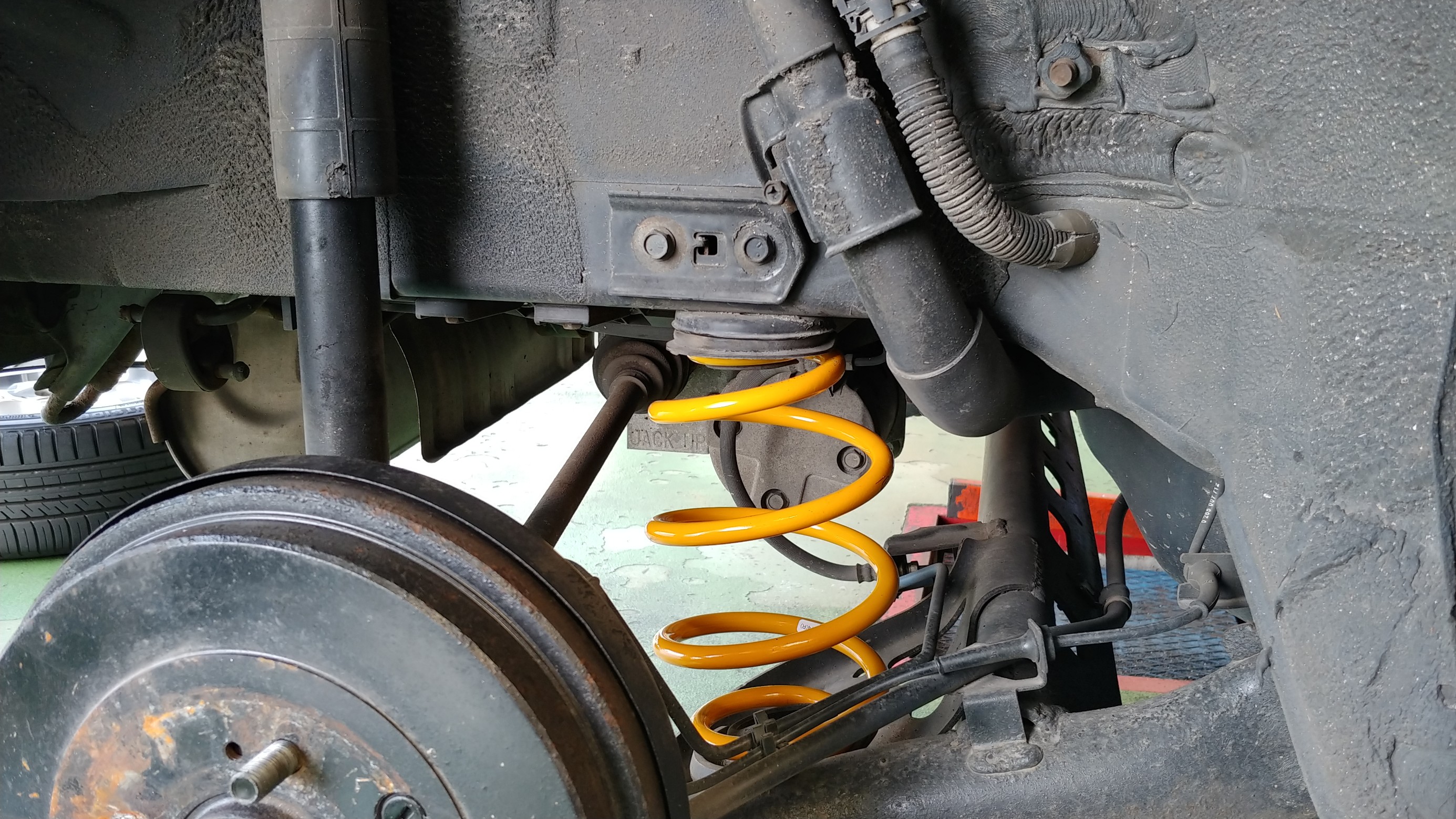 Z12キューブ ダウンサス取付け | 店舗おススメ情報 | タイヤ館 松江南