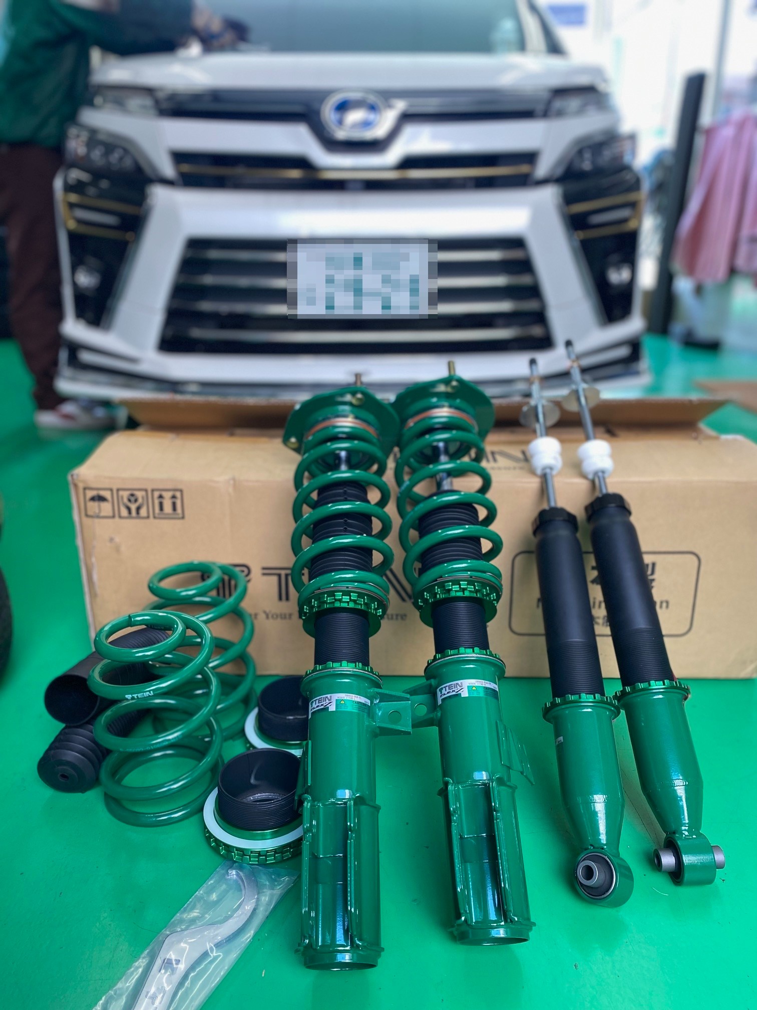 トヨタ ヴォクシー（ZRR80W） TEIN車高調「FLEX-Z」取り付け | 店舗お