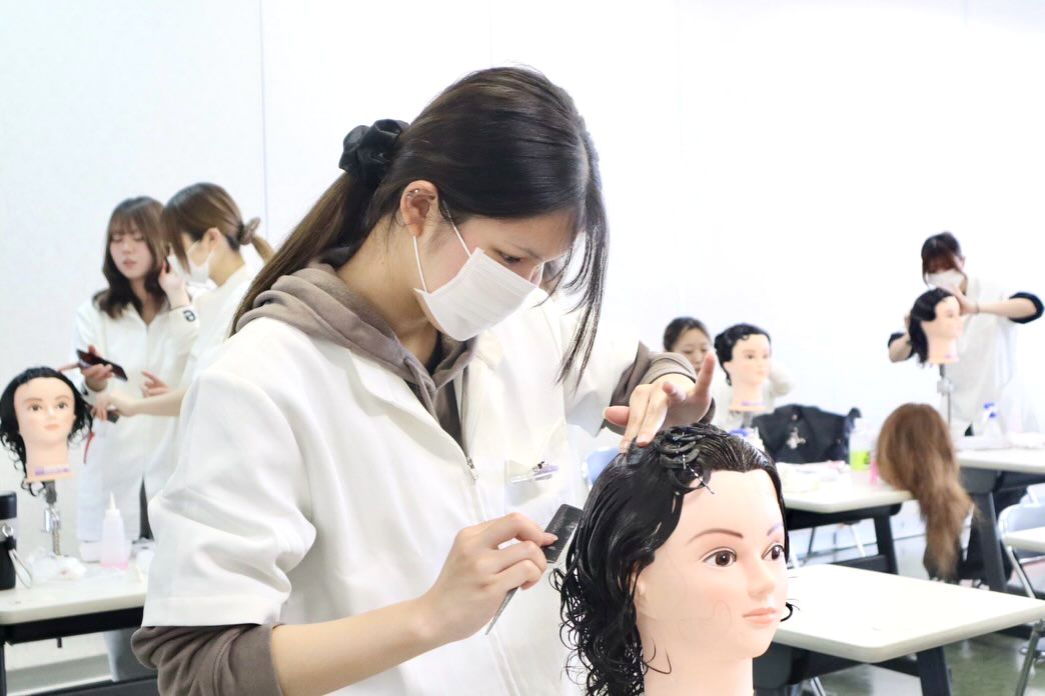 🌀👩🏻‍🦱美容科1年生美容実習👩🏻‍🦱🌀 | タカヤマアドバンス