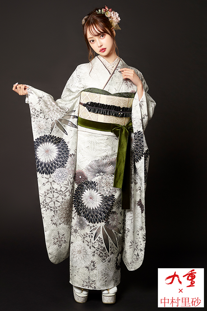 九重×中村里砂 白/黒/白地/くすみカラー 菊柄/大柄 落ち着いた振袖