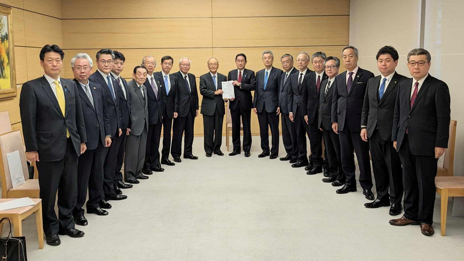 濱口特任教授の研究テーマが反映された提言が岸田首相に手交されました