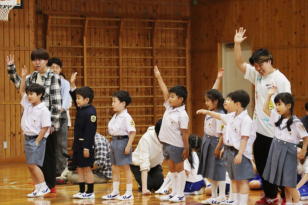 法学部】帝塚山小学校1年生に向けた交通安全教室を開きました