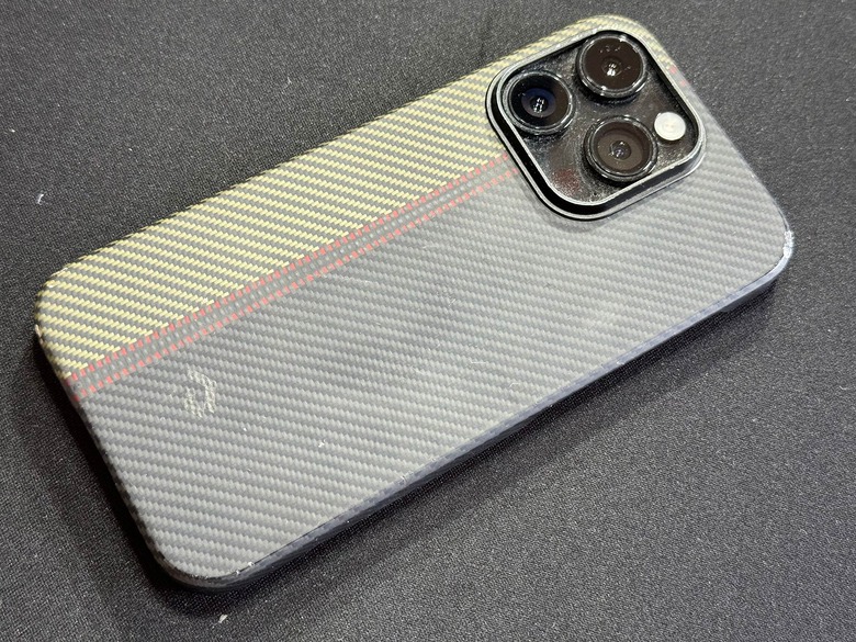 裸族だった僕がiPhone 15でPITAKAのアラミド繊維ケースを選んだ理由