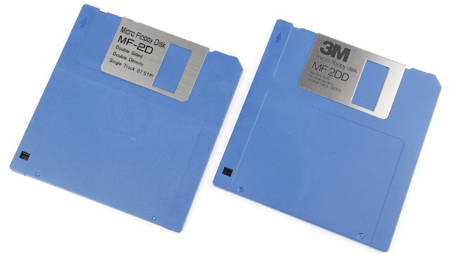 最初に標準規格化された3.5インチFD「倍密度マイクロフロッピー