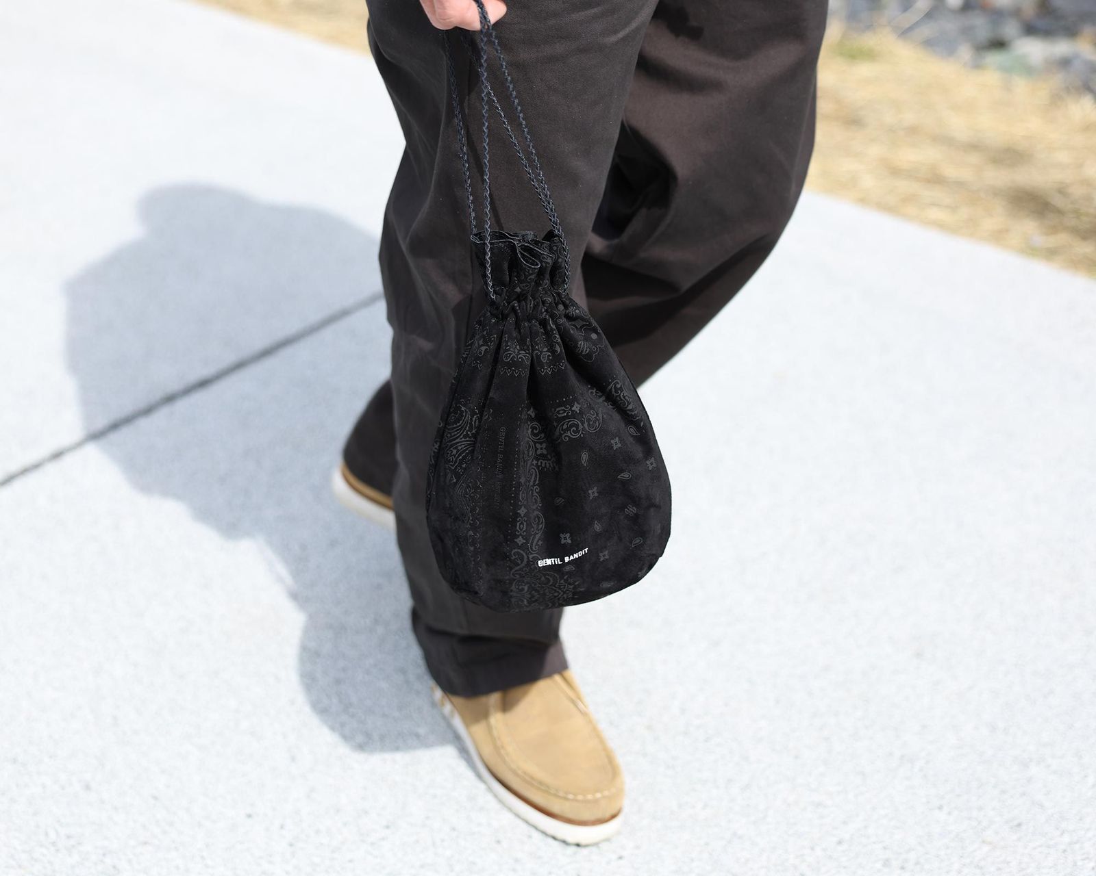 GENTIL BANDIT - スエード巾着バッグ / ブラック x ブラック | Tempt