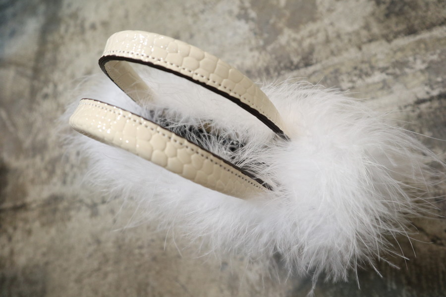 the virgins/ヴァージンズ】よりミニハンドフェザーヴァニティーバッグ