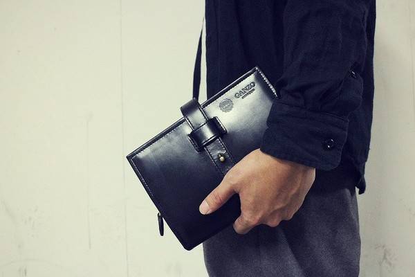 GANZO（ガンゾ）による、多機能のクラッチバッグはいかがですか