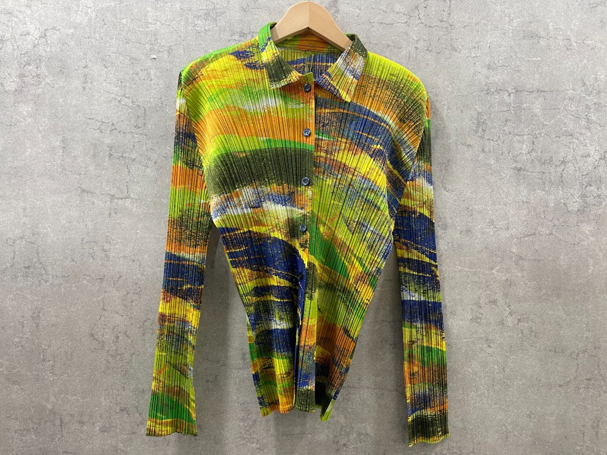 PLEATS PLEASE／プリーツプリーズ】より総柄プリーツシャツ2点が入荷