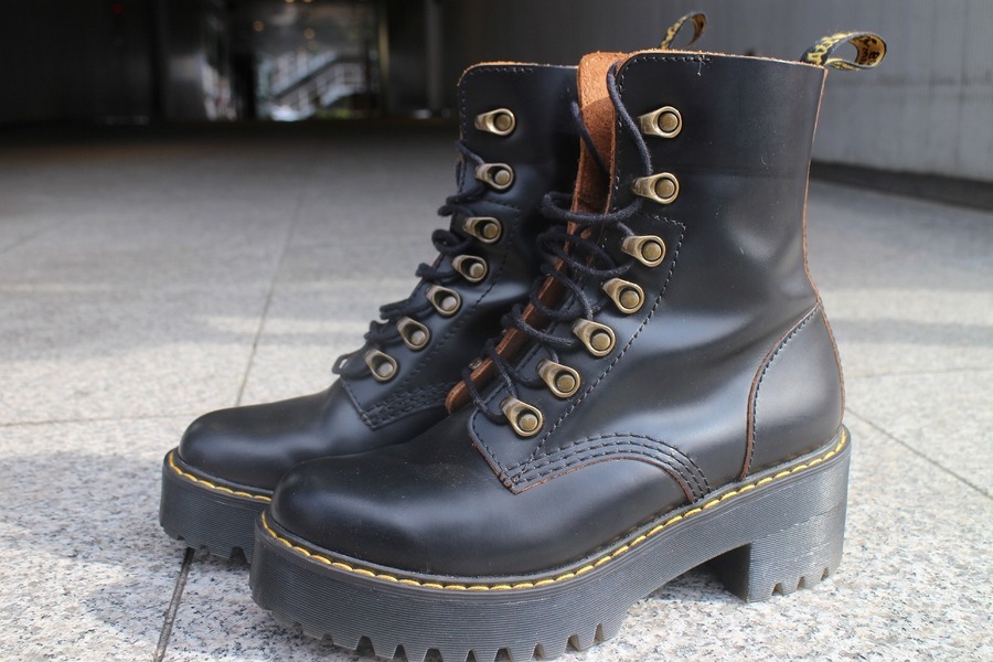 Dr.Martens/ト゛クターマーチン】より7フックブーツ（LEONA）が買取