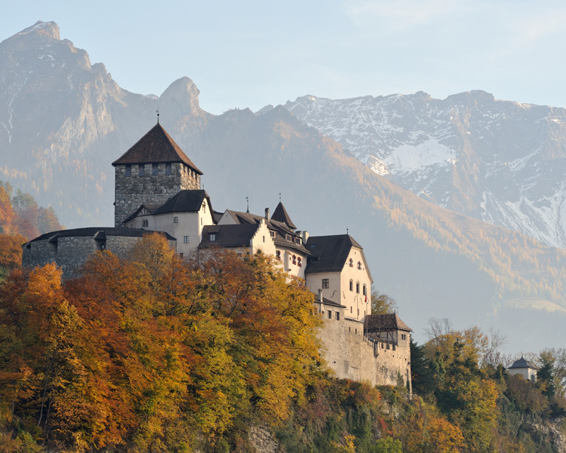 through the Nikon F-Mount - Nikon AF Nikkor 180mm f/2.8 review