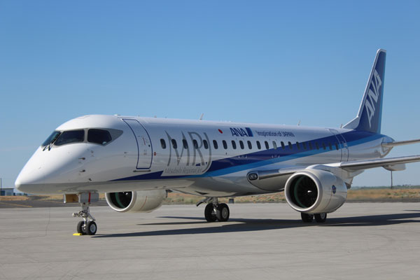 ANA塗装のMRJ飛行試験機3号機、パリ郊外のル・ブルジェ空港に到着 パリ