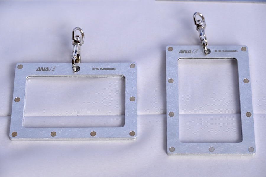 ANAと川崎重工、航空機廃材でキーホルダーや名刺入れ 高額商品も初回分