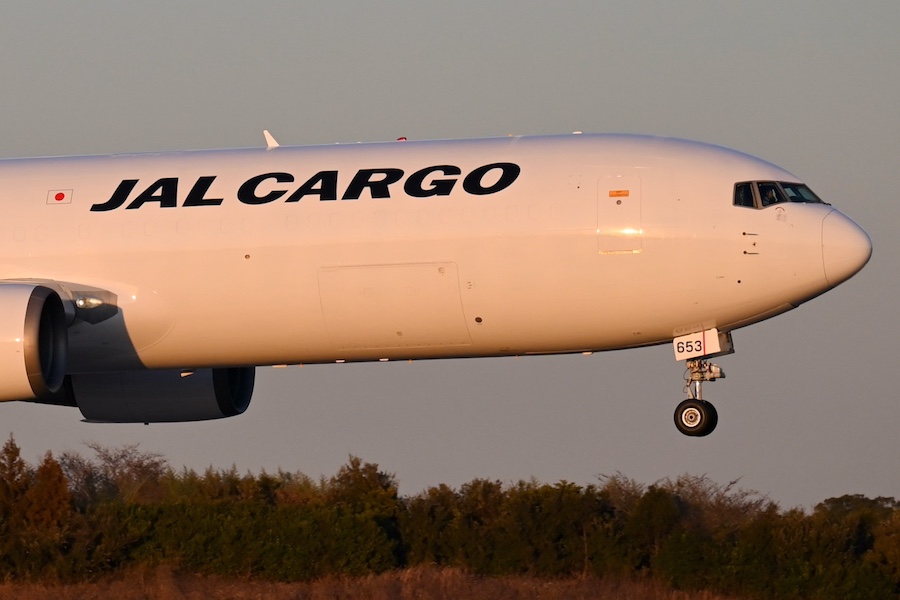 JALの13年ぶり貨物専用機が成田に到着 767-300ER改修、機体に「JAL