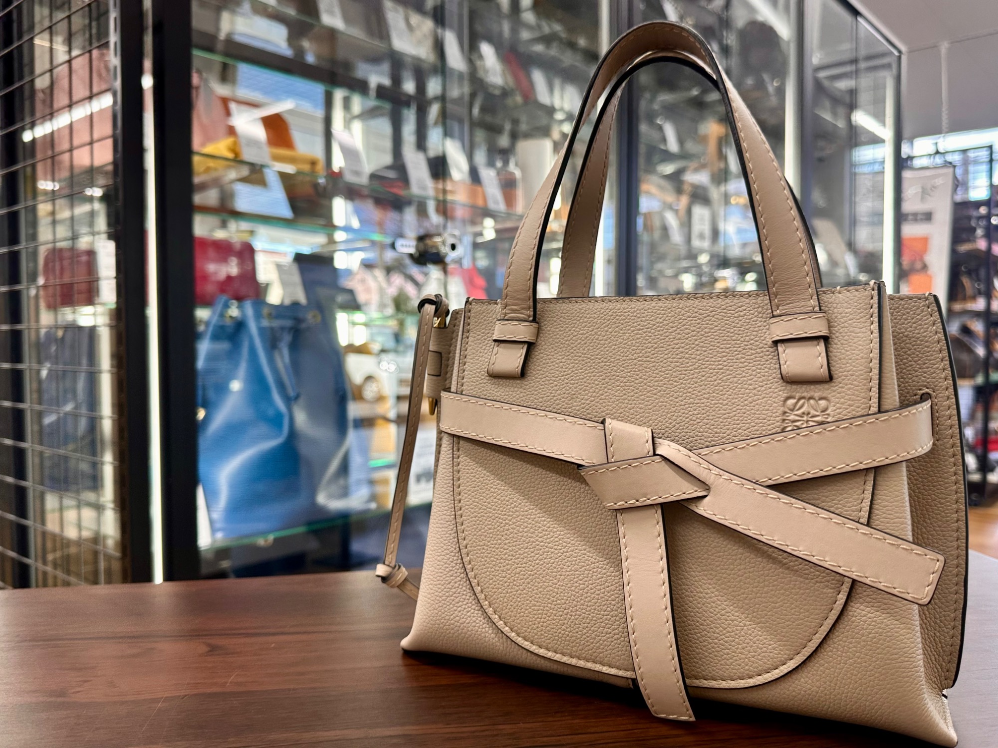 LOEWE（ロエベ）2wayショルダーバッグ ゲートトップハンドルが入荷