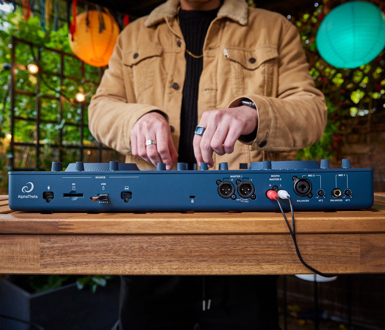 AlphaTheta: OMNIS-DUO Portable All-In-One DJ System – TurntableLab.com