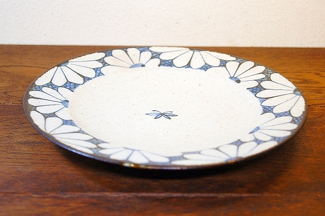 砥部焼 陶彩窯 古砥部 6寸皿（菊文） | 内田屋通販