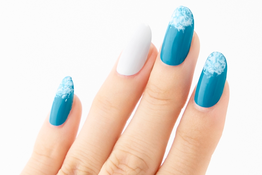 青空に雲と羽根を浮かべたふわふわネイル - 上羽絵惣株式会社