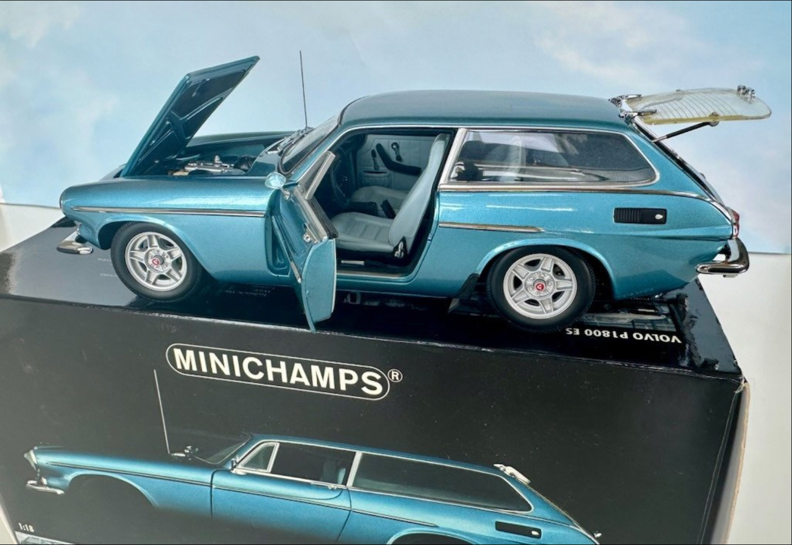 Volvo 1800 ES Blue - Minichamps 1:18 - Volvodrive Collection