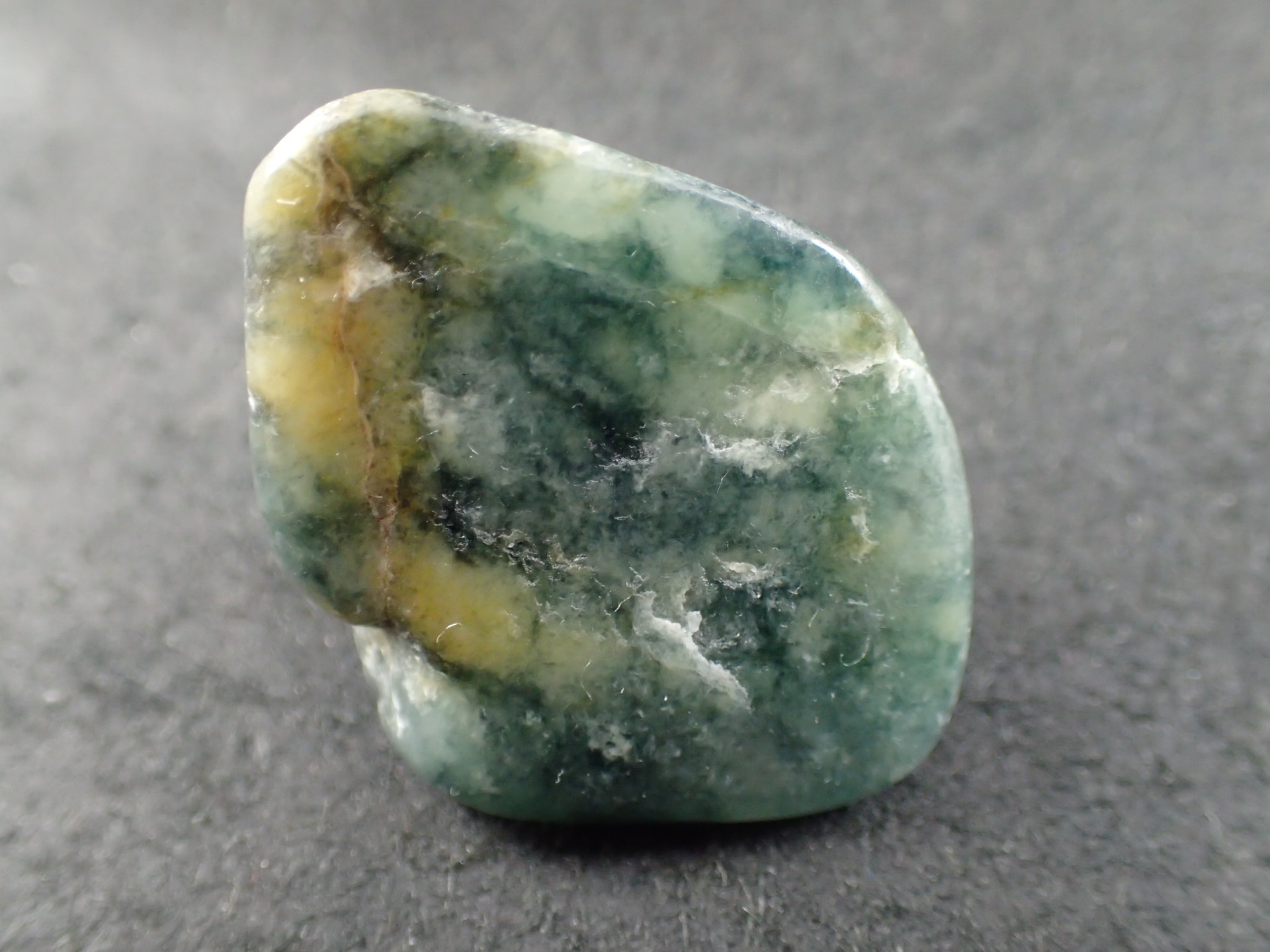 最高品質ダークグリーン糸魚川翡翠(Itoigawa Jade) 新潟県糸魚川市産