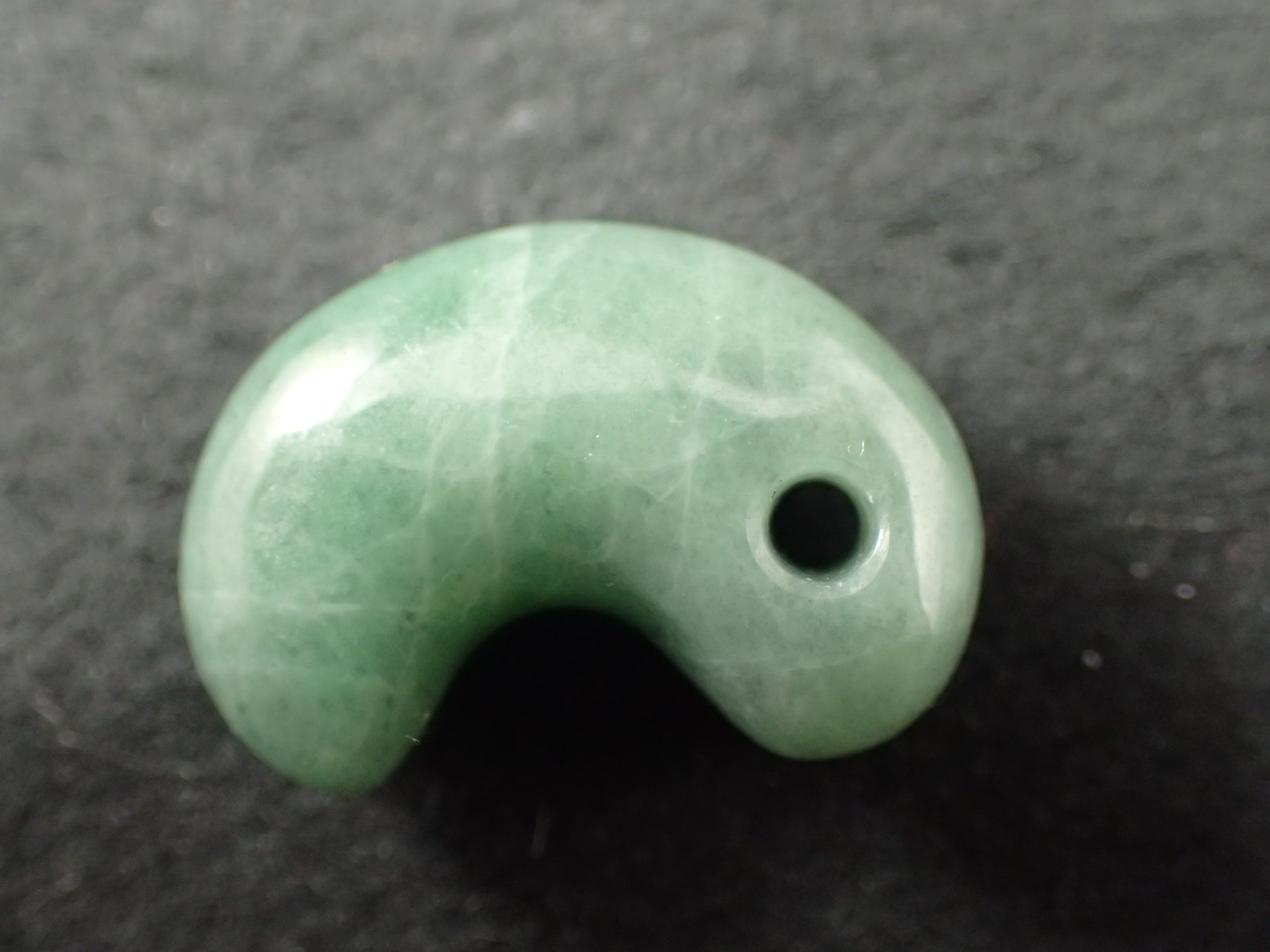 糸魚川翡翠 勾玉 ｜石の販売専門店【vec stone club】