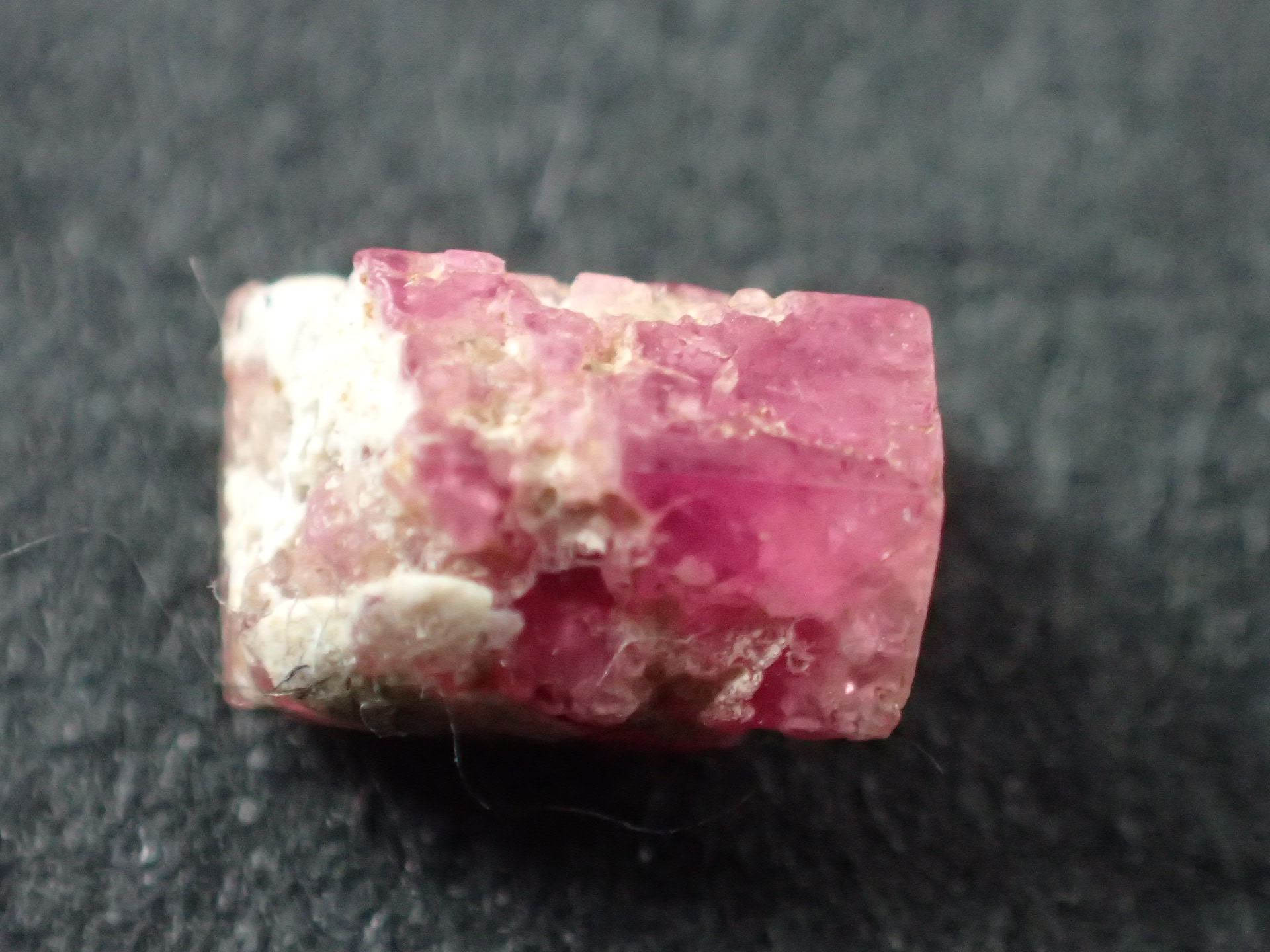 最高品質レッドベリル原石(Red Beryl) Wah Wah Mtns, Beaver Co., Utah