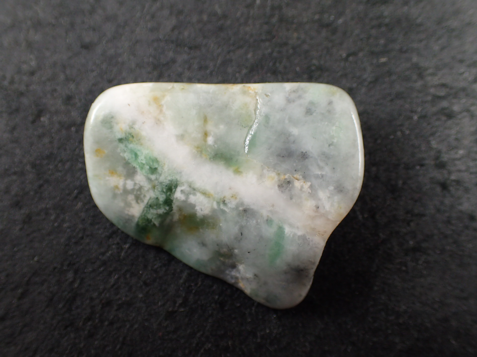 最高品質糸魚川翡翠(Itoigawa Jade) 新潟県糸魚川市産 ｜石の販売専門
