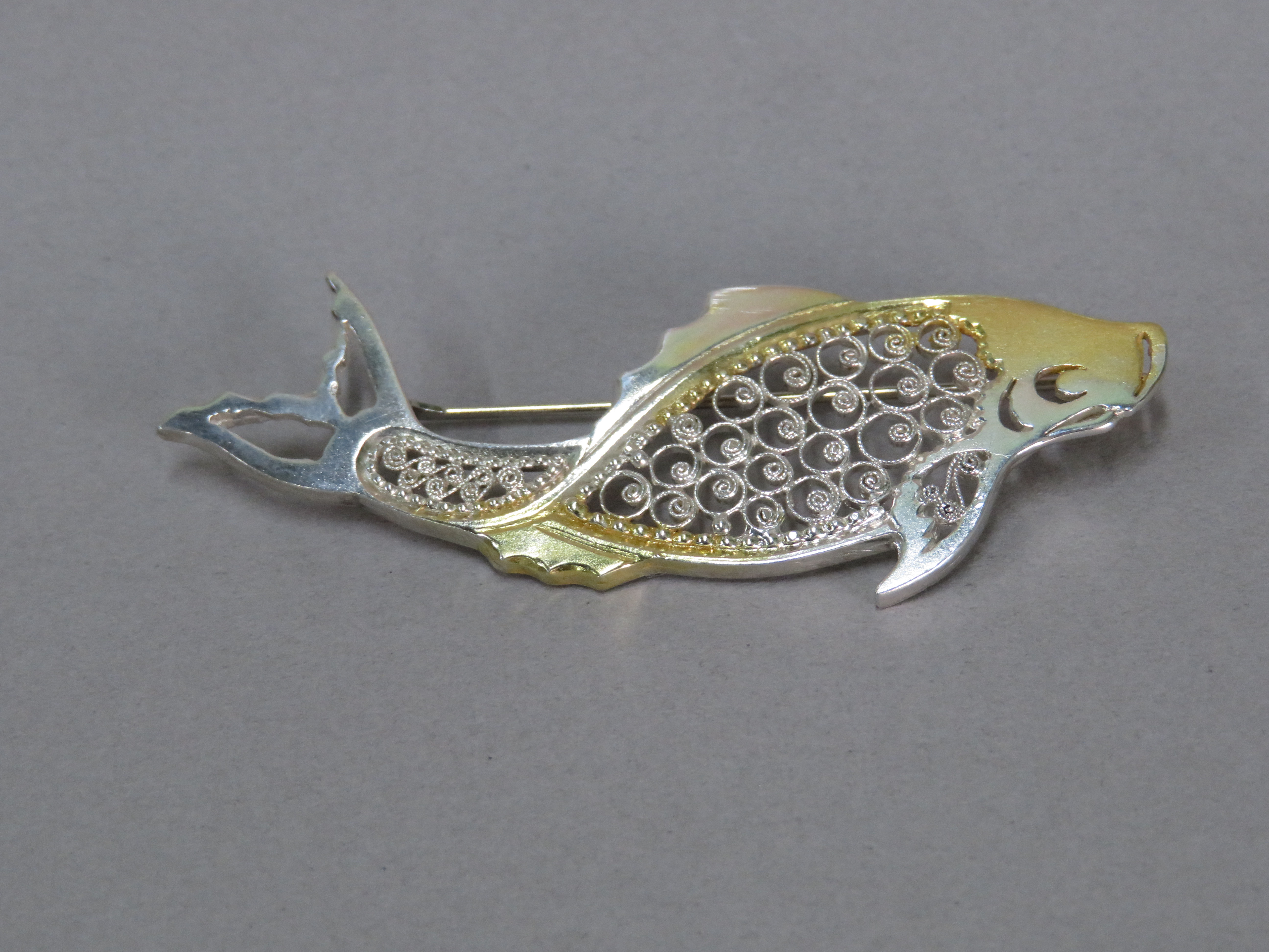 唐草ブローチ鯉 | VENROSE彫金工房 - ベンローズ彫金工房